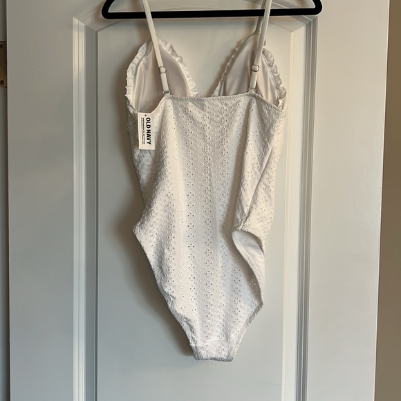 NWT Old Navy Eyelet-Embroidered V-Neck Ruffle-Trimmed One-Piece Swimsuit Sz M - Picture 6 of 6